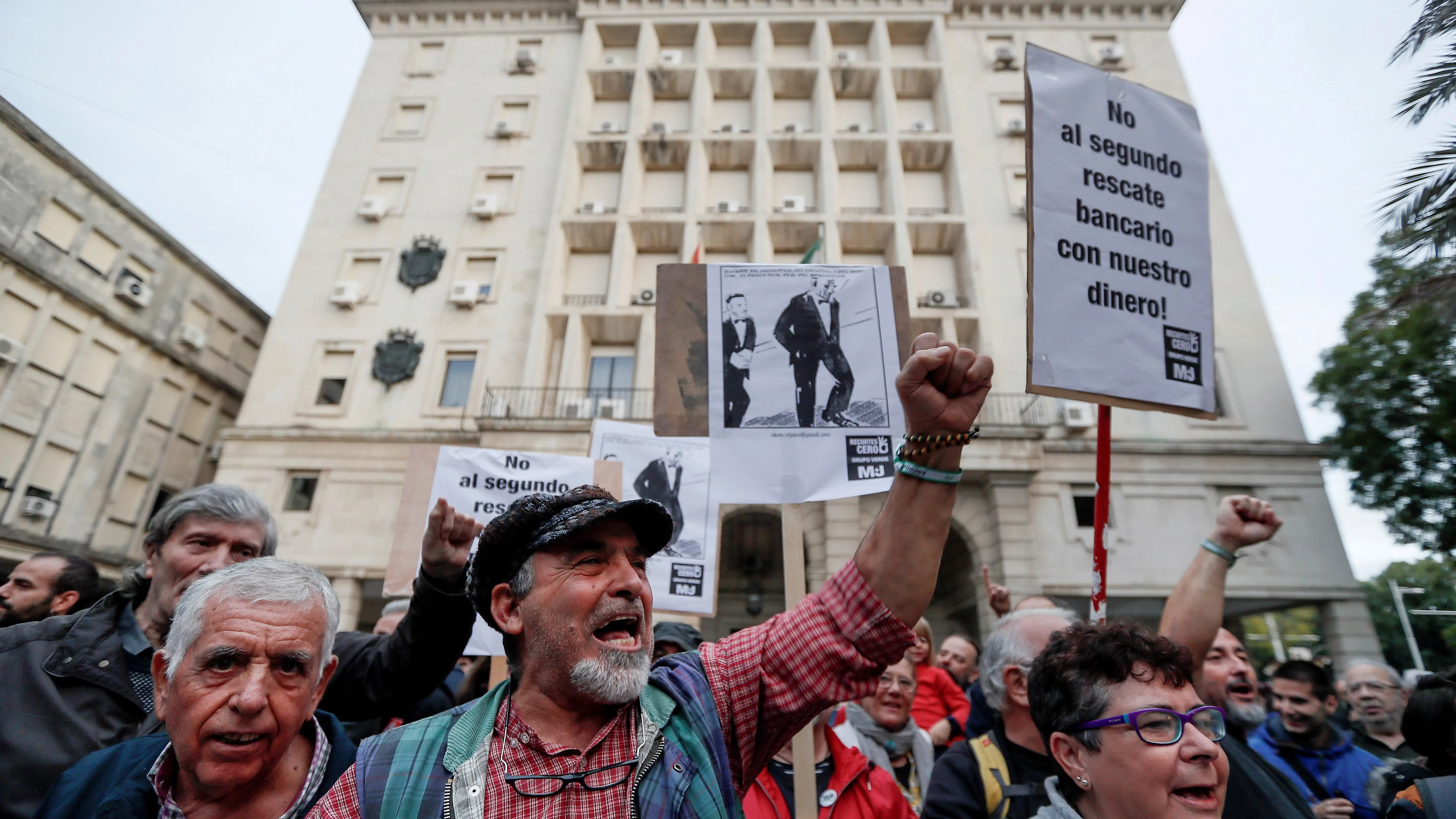 Consumidores y sindicatos concentrados ante el palacio de justicia de Sevilla