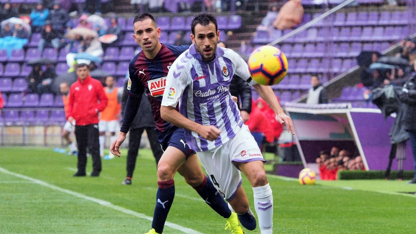Charles y Kiko Olivas disputan un bal&oacute;n en Zorrilla