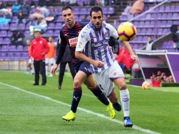 Charles y Kiko Olivas disputan un balón en Zorrilla Charles y Kiko Olivas disputan un balón en Zorrilla