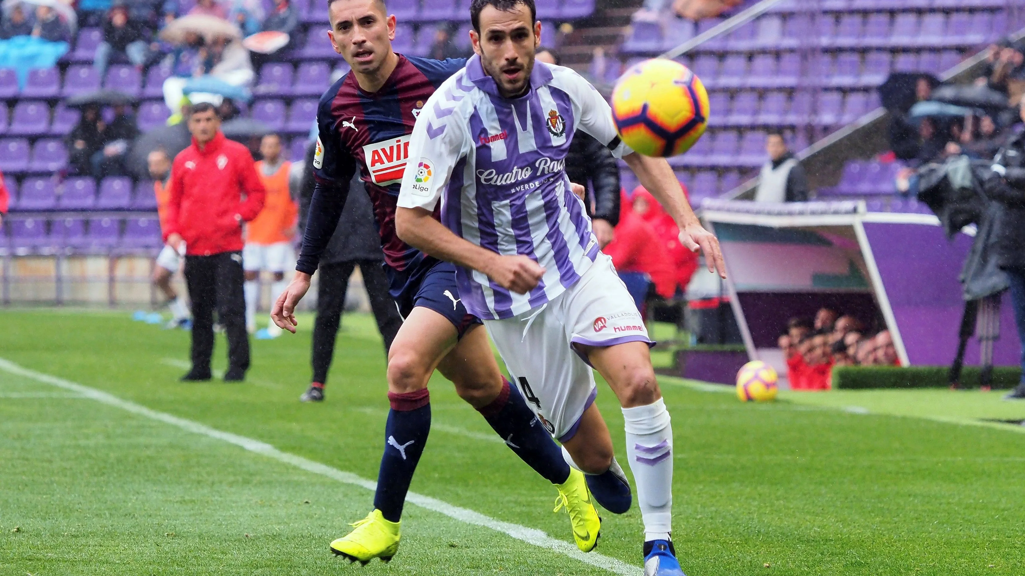 Charles y Kiko Olivas disputan un balón en Zorrilla