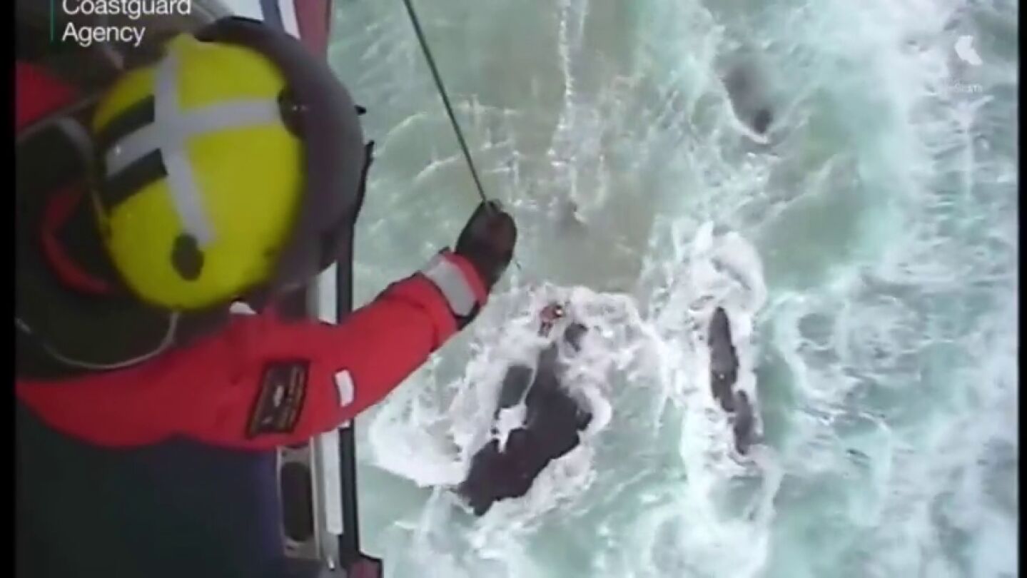 As&iacute; salvan los guardacostas de Reino Unido a un surfista atrapado entre las rocas por el temporal en la isla de Lewis