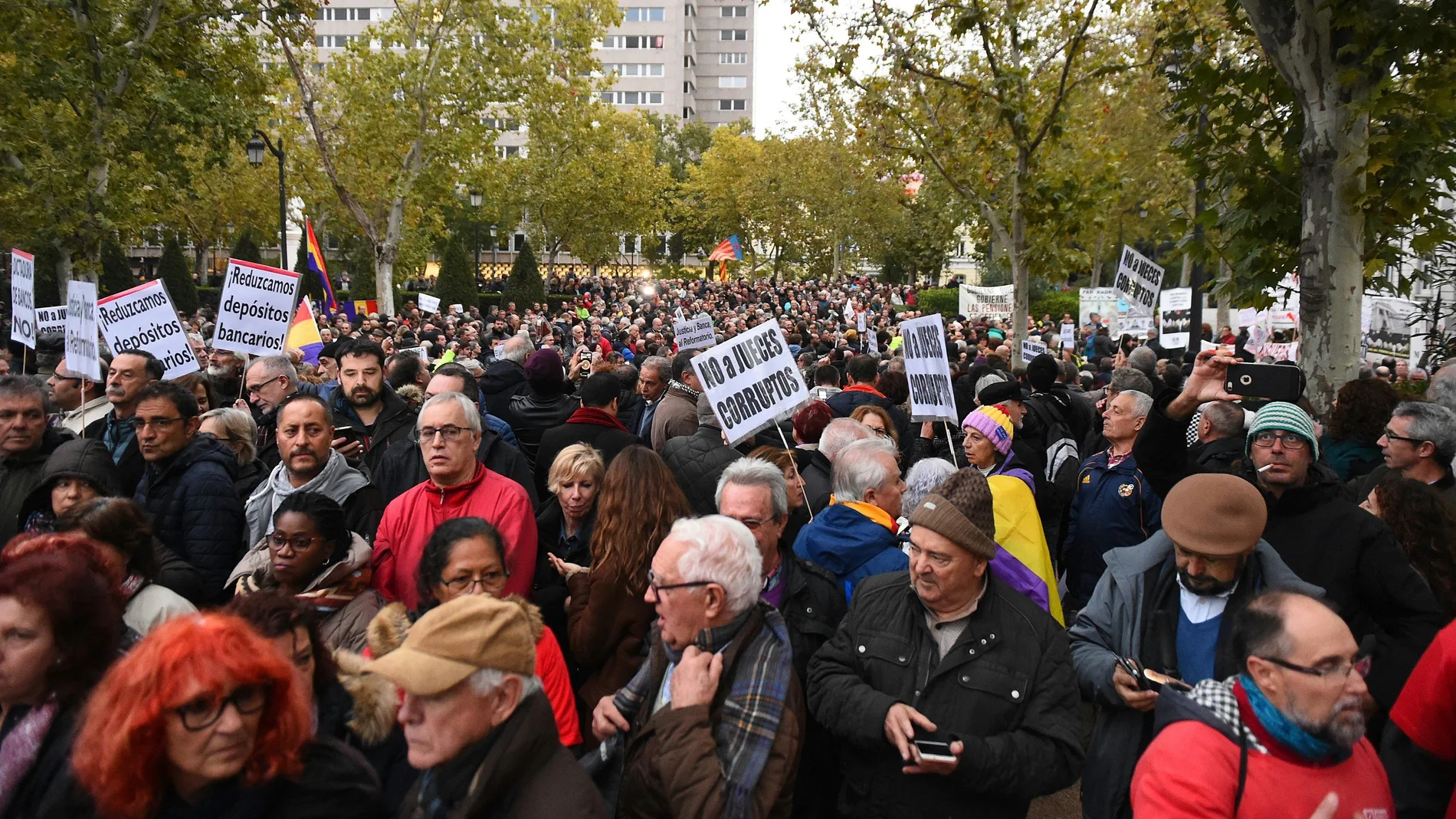 Cientos de personas se han concentrado hoy ante la sede del Tribunal Supremo en Madrid