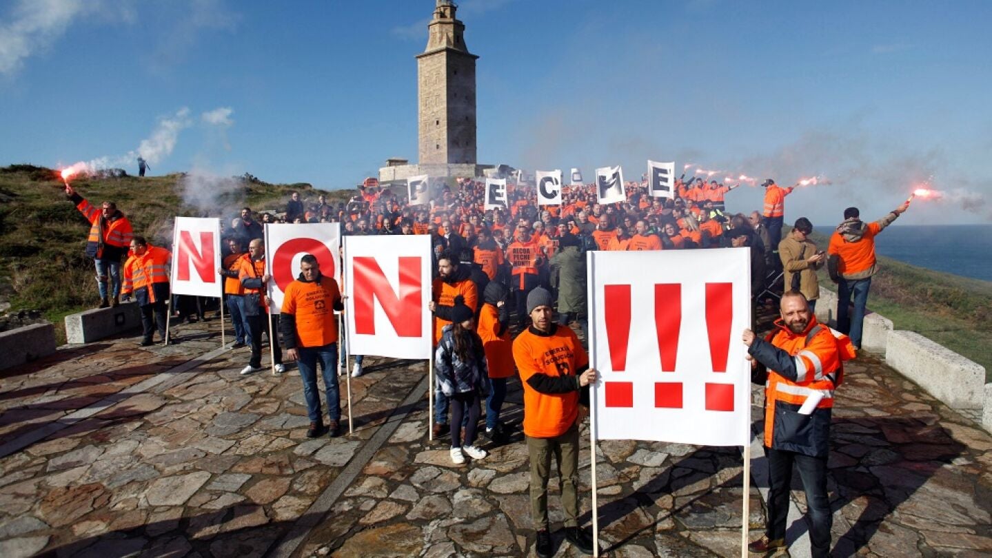 Trabajadores de Alcoa protestan frente a la sede de A Coru&ntilde;a