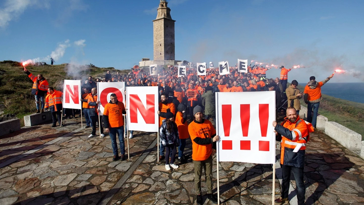 Trabajadores de Alcoa protestan frente a la sede de A Coruña Trabajadores de Alcoa protestan frente a la sede de A Coruña