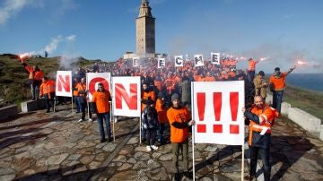 Trabajadores de Alcoa protestan frente a la sede de A Coruña