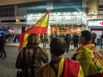 Protesta contra Dani Mateo ante el teatro en el que actuaba en Ciudad Real Protesta contra Dani Mateo ante el teatro en el que actuaba en Ciudad Real