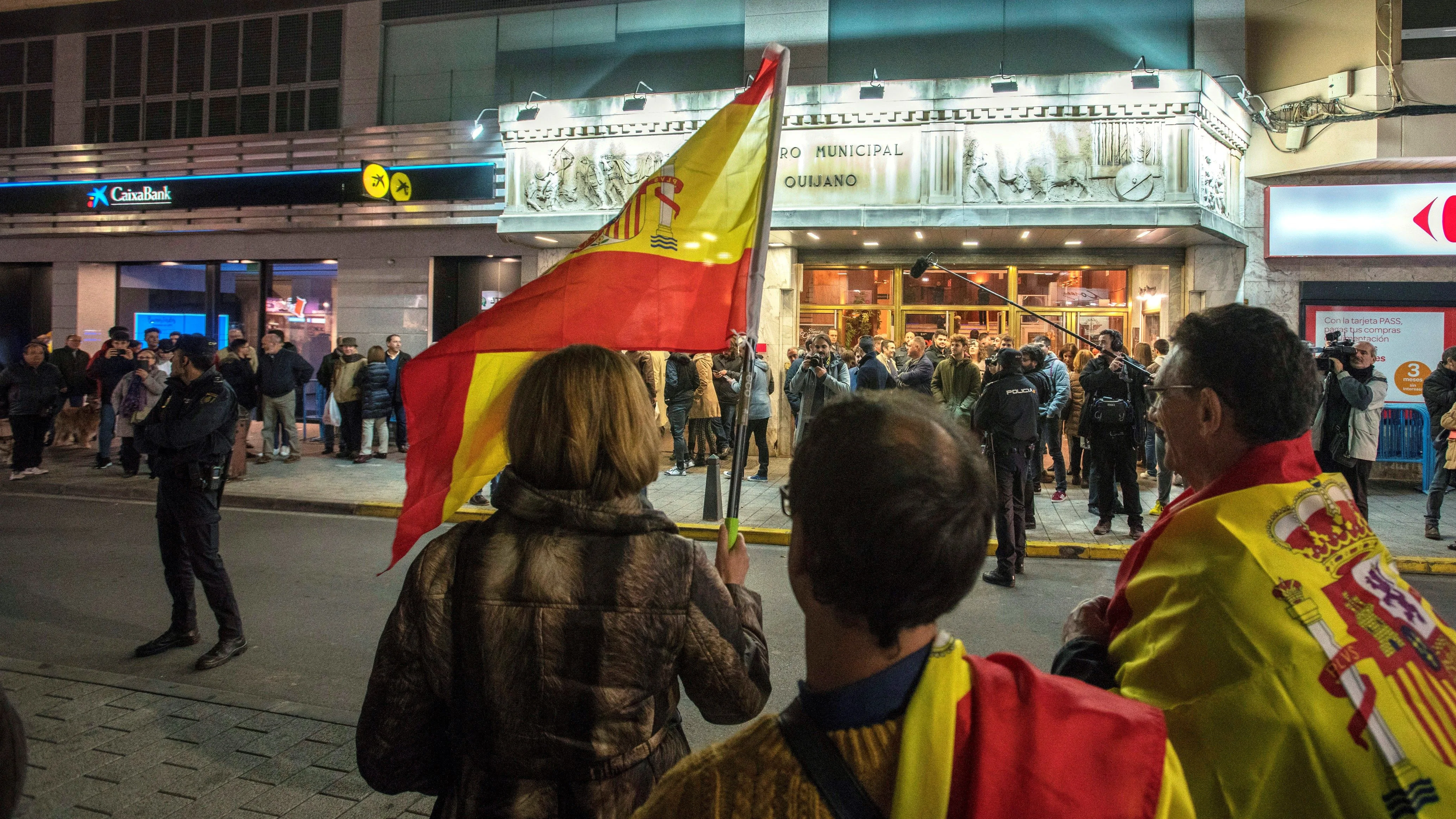 Protesta contra Dani Mateo ante el teatro en el que actuaba en Ciudad Real