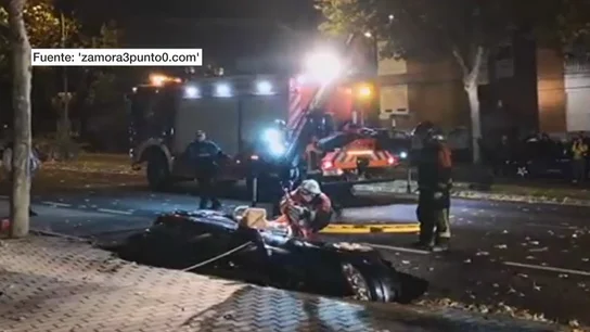 Un socavón 'se traga' un coche en Zamora Un socavón 'se traga' un coche en Zamora