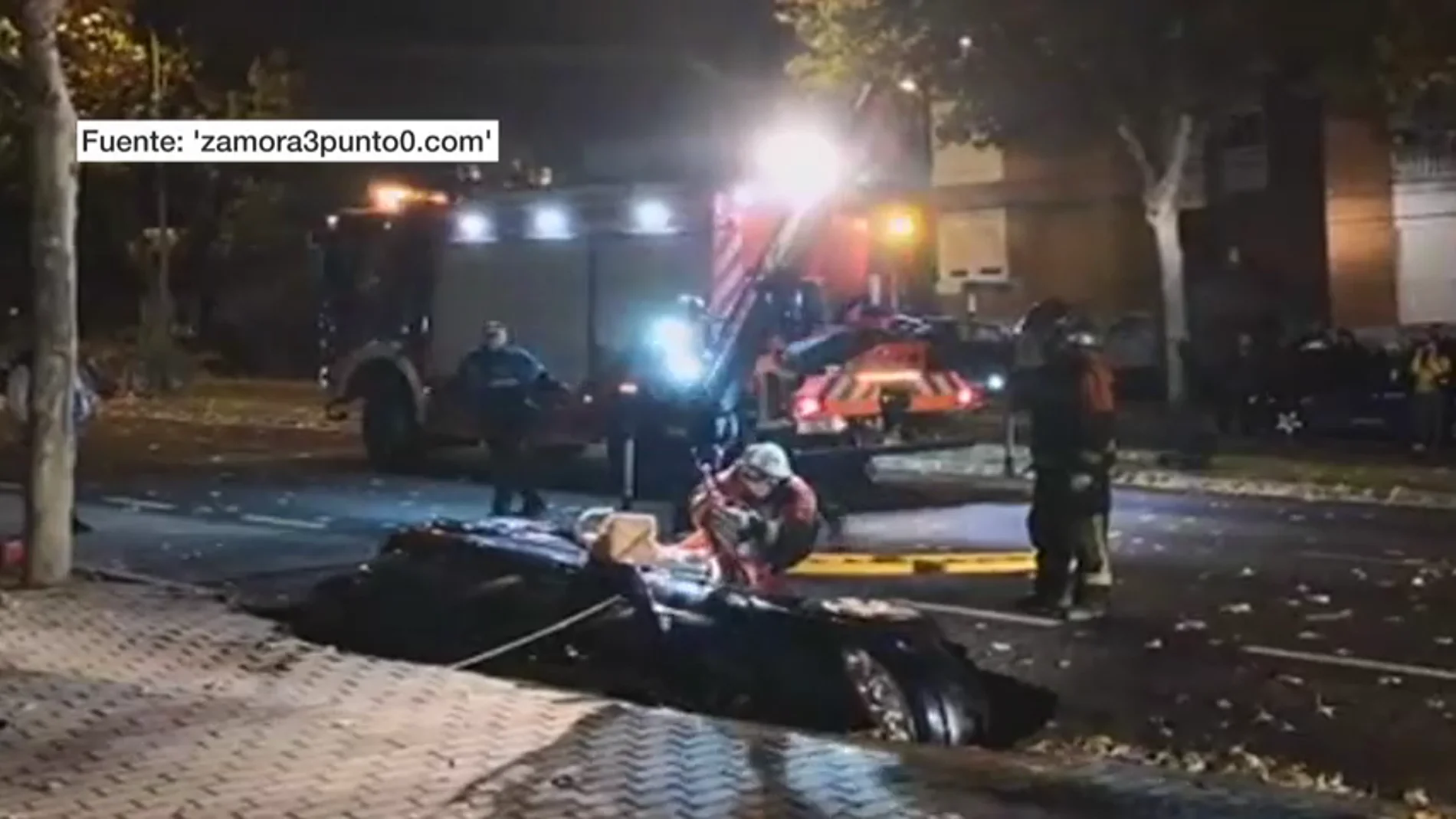Un socavón 'se traga' un coche en Zamora