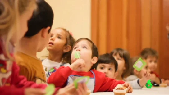 Varios niños en un comedor escolar Varios niños en un comedor escolar