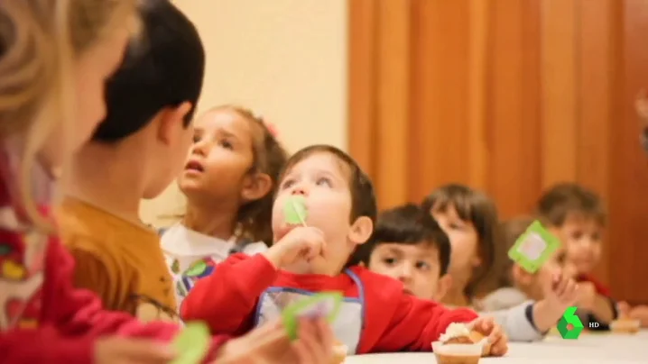 Varios niños en un comedor escolar