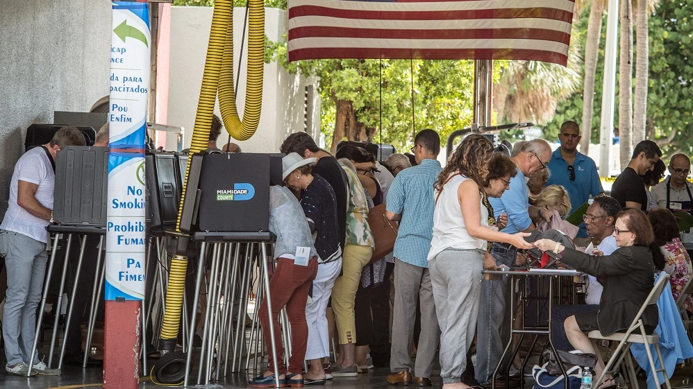 Registro de un grupo de personas al asistir el pasado 6 de noviembre a un colegio electoral de Miami Beach 