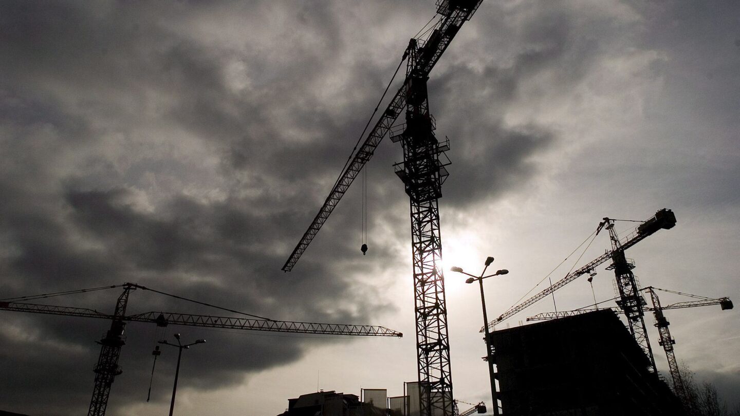 Gr&uacute;as al lado de un edificio en construcci&oacute;n