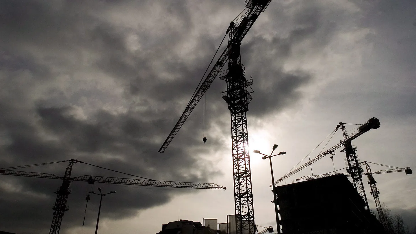 Grúas al lado de un edificio en construcción Grúas al lado de un edificio en construcción