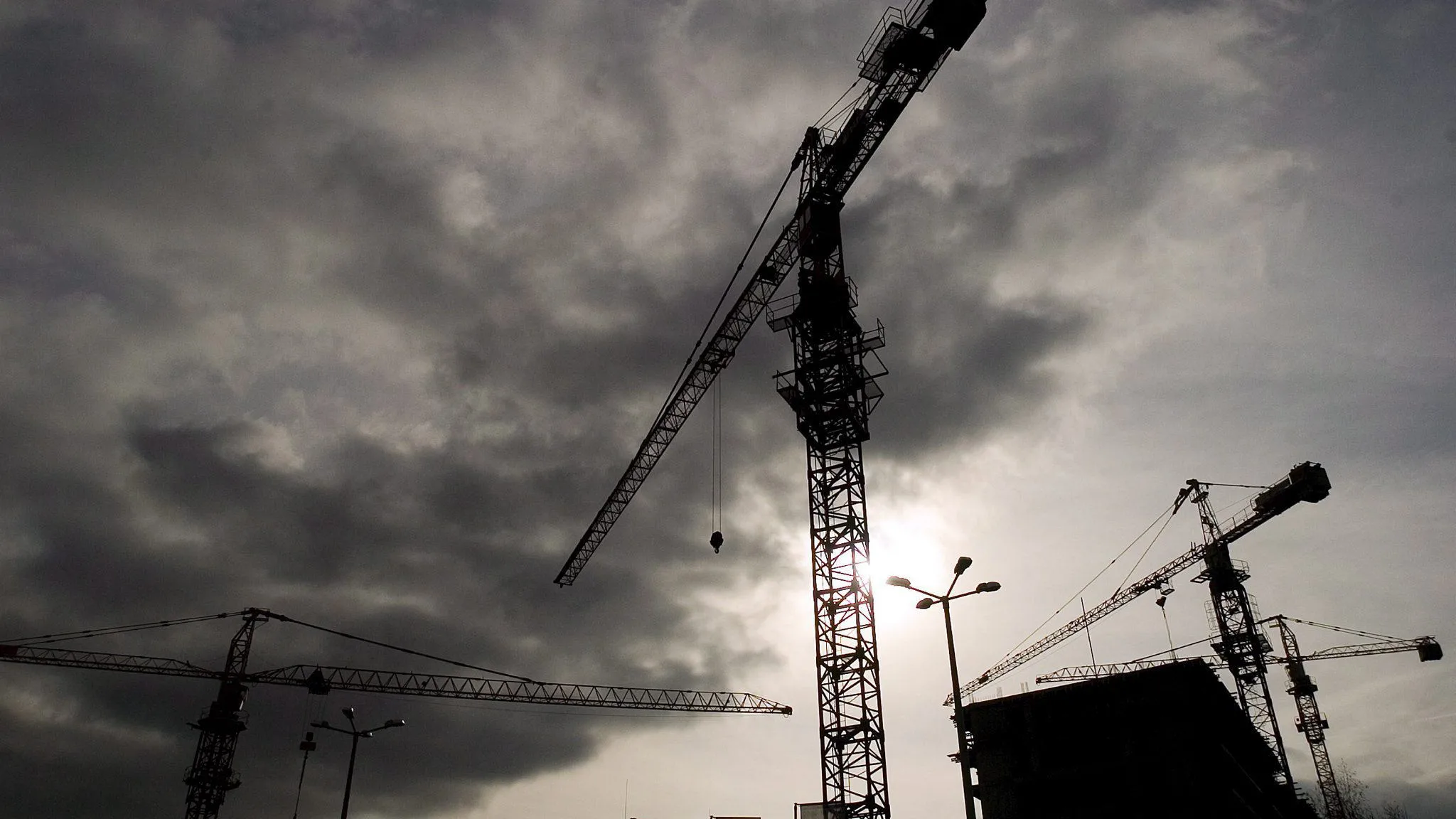 Grúas al lado de un edificio en construcción