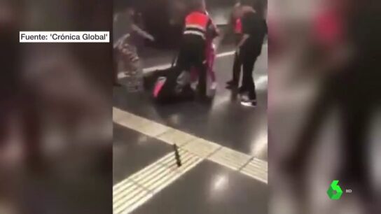 Las im&aacute;genes de la &uacute;ltima agresi&oacute;n de un grupo de pasajeros a los vigilantes del metro de Barcelona