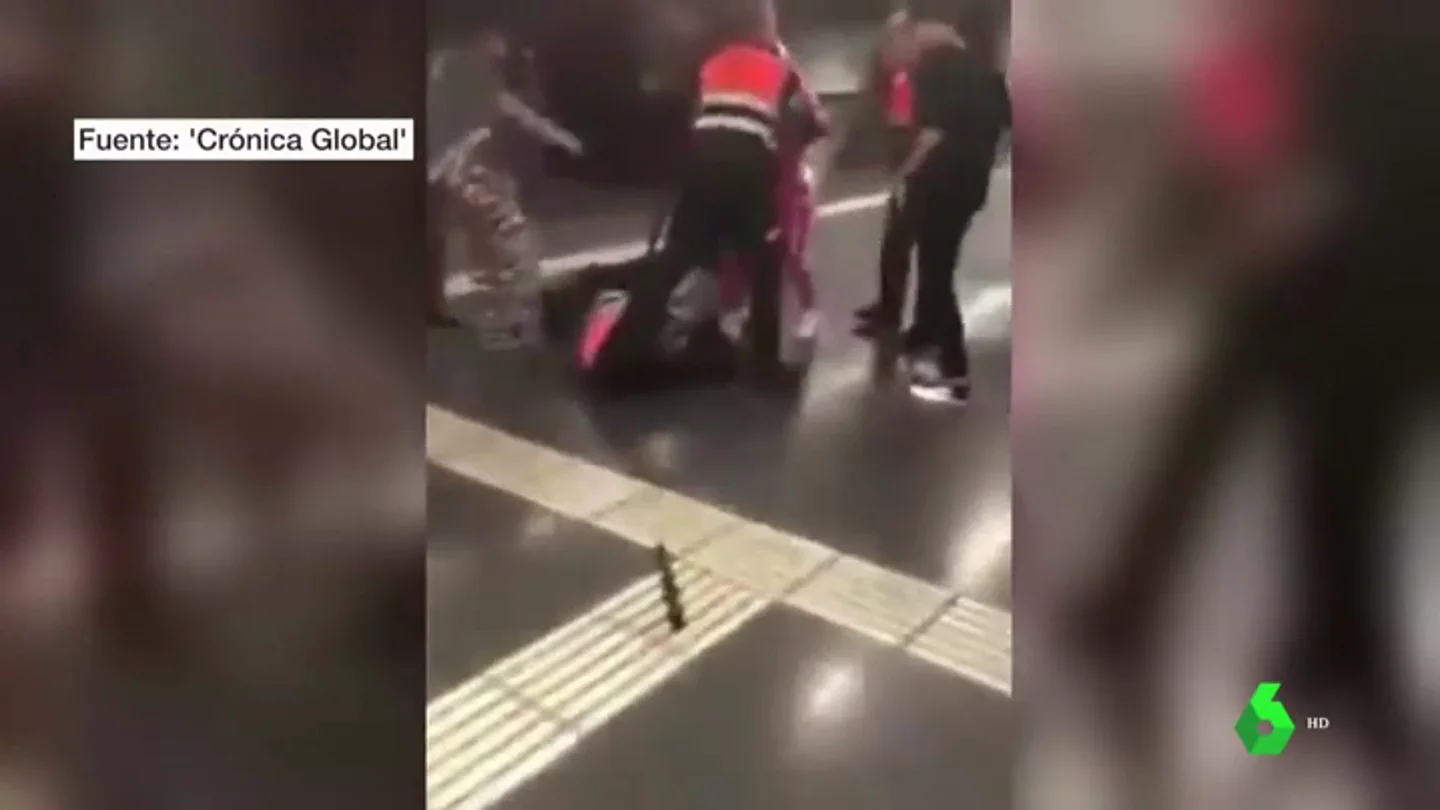 Las imágenes de la última agresión de un grupo de pasajeros a los vigilantes del metro de Barcelona Las imágenes de la última agresión de un grupo de pasajeros a los vigilantes del metro de Barcelona