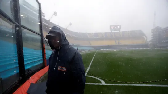 Un trabajador revisa las instalaciones del estadio la Bombonera Un trabajador revisa las instalaciones del estadio la Bombonera
