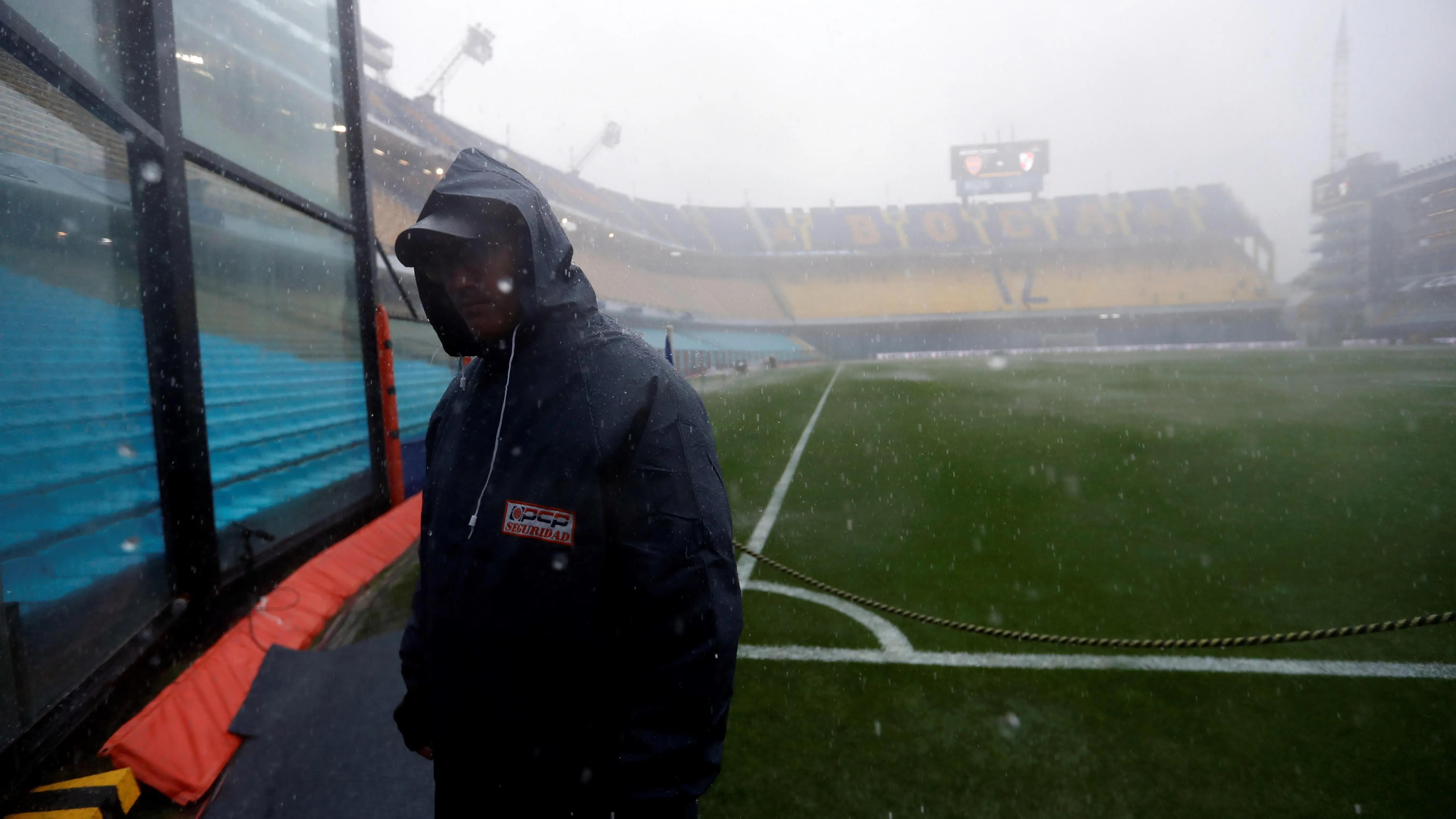 Un trabajador revisa las instalaciones del estadio la Bombonera