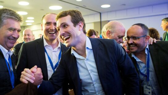 Casado junto al nuevo presidente del partido en Catalu&ntilde;a, Alejandro Fern&aacute;ndez