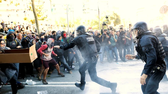Los Mossos d'Esquadra han cargado en Barcelona contra manifestantes de los Comités de Defensa de la República  Los Mossos d'Esquadra han cargado en Barcelona contra manifestantes de los Comités de Defensa de la República