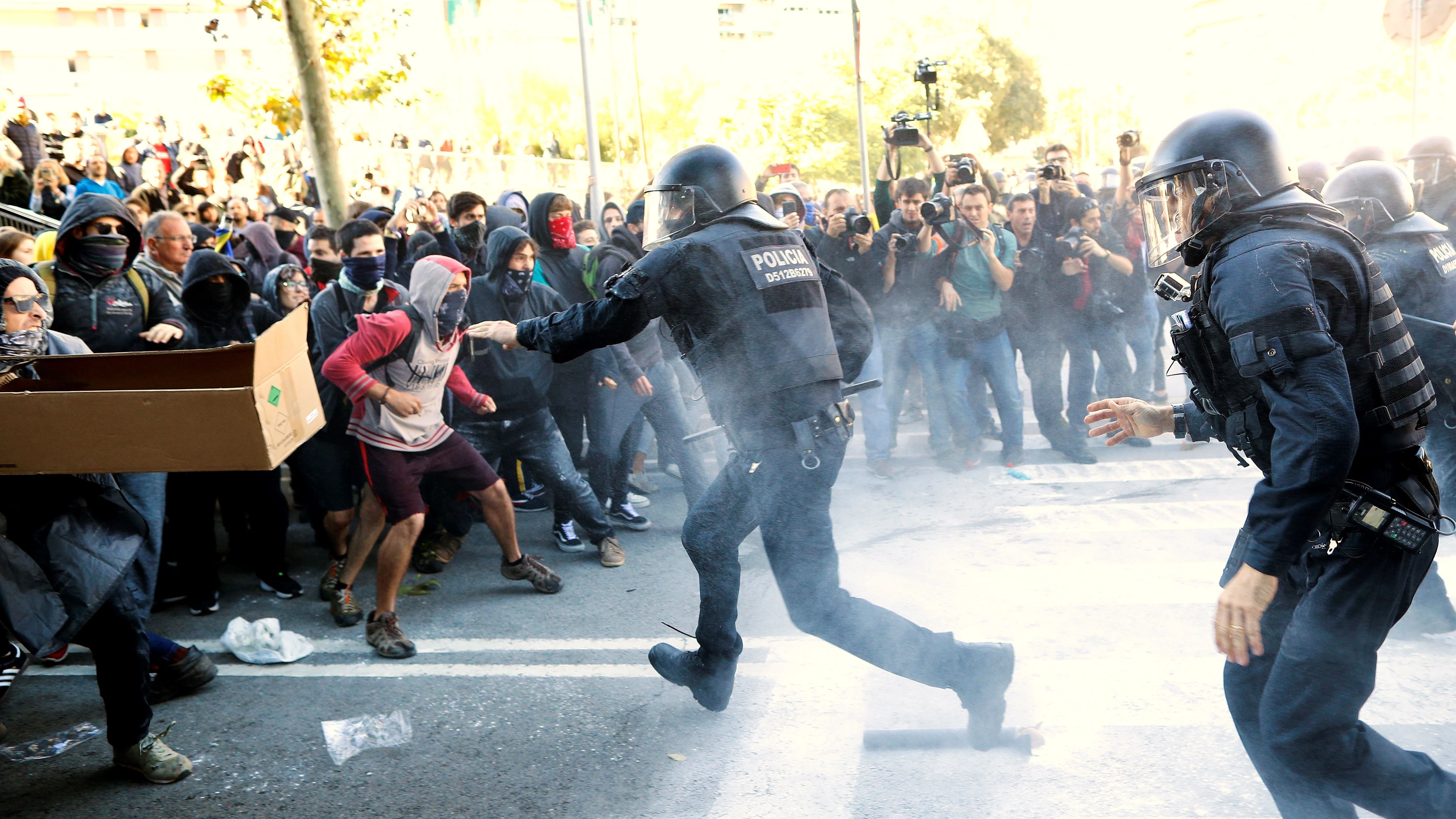 Los Mossos d'Esquadra han cargado en Barcelona contra manifestantes de los Comités de Defensa de la República 