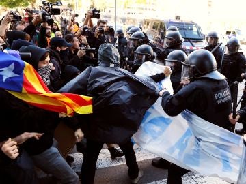 Cargas policiales durante la manifestación de los Comités de Defensa de la República (CDR) en Barcelona. Cargas policiales durante la manifestación de los Comités de Defensa de la República (CDR) en Barcelona.