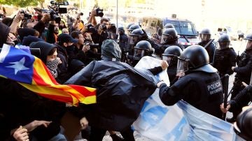 Cargas policiales durante la manifestación de los Comités de Defensa de la República (CDR) en Barcelona.