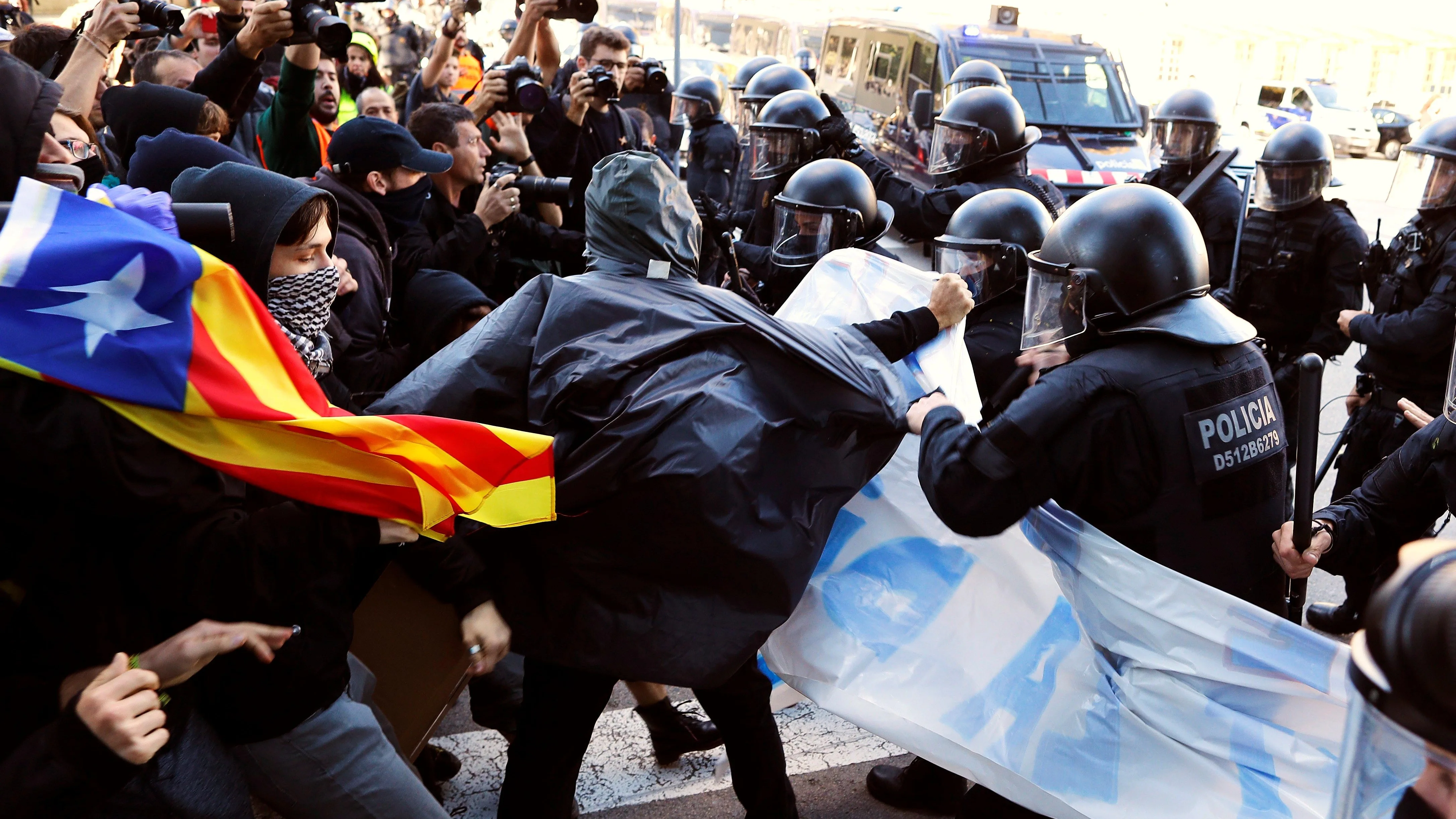 Cargas policiales durante la manifestación de los Comités de Defensa de la República (CDR) en Barcelona.