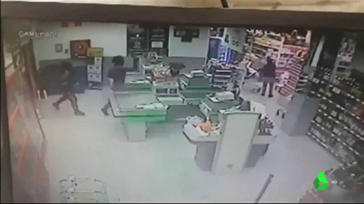 Imágenes del vídeo que muestra a tres encapuchados robando un supermercado en Tenerife Imágenes del vídeo que muestra a tres encapuchados robando un supermercado en Tenerife