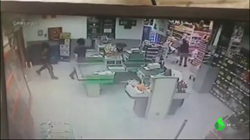 Imágenes del vídeo que muestra a tres encapuchados robando un supermercado en Tenerife