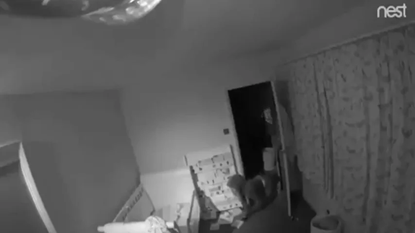 Había una mujer en la habitación de su hijo: el aterrador vídeo que vio un padre mientras estaba en el bar