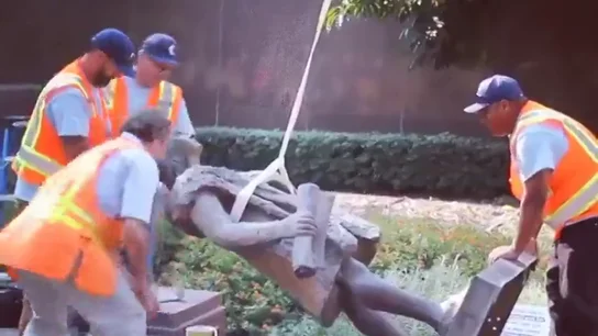 Los Ángeles retira una estatua de Cristóbal Colón como un acto de "justicia" porque "contribuyó al mayor genocidio registrado" Los Ángeles retira una estatua de Cristóbal Colón como un acto de "justicia" porque "contribuyó al mayor genocidio registrado"
