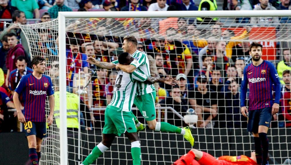Joaquín celebra su gol en el Camp Nou