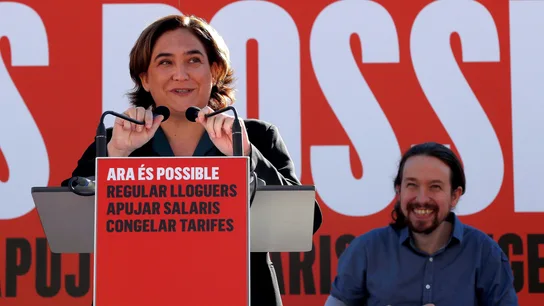 La alcaldesa de Barcelona, Ada Colau, y el secretario general de Podemos, Pablo Iglesias, durante el acto  La alcaldesa de Barcelona, Ada Colau, y el secretario general de Podemos, Pablo Iglesias, durante el acto