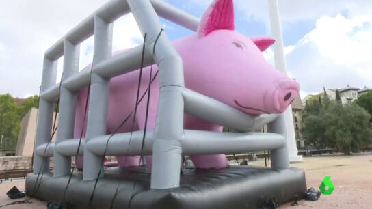 Grupos animalistas instalan un hinchable y recogen firmas en Madrid para pedir el fin del maltrato en las granjas