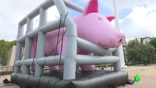 Grupos animalistas instalan un hinchable y recogen firmas en Madrid para pedir el fin del maltrato en las granjas Grupos animalistas instalan un hinchable y recogen firmas en Madrid para pedir el fin del maltrato en las granjas