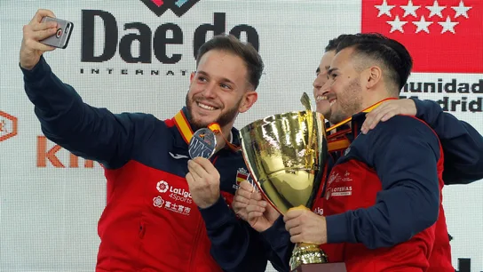 Los españoles José Manuel Carbonell, Sergio Galán y Francisco José Salazar posan con la medalla de plata en la modalidad de kata Los españoles José Manuel Carbonell, Sergio Galán y Francisco José Salazar posan con la medalla de plata en la modalidad de kata