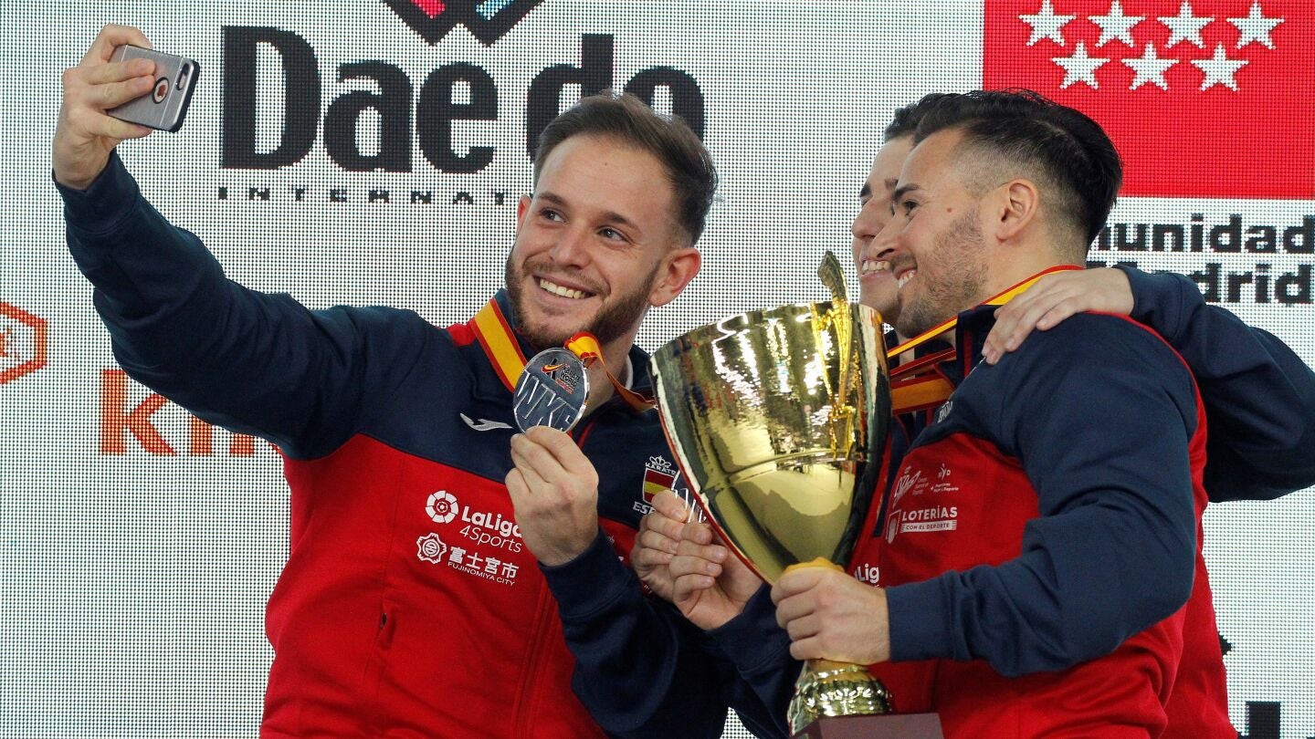 Los espa&ntilde;oles Jos&eacute; Manuel Carbonell, Sergio Gal&aacute;n y Francisco Jos&eacute; Salazar posan con la medalla de plata en la modalidad de kata 