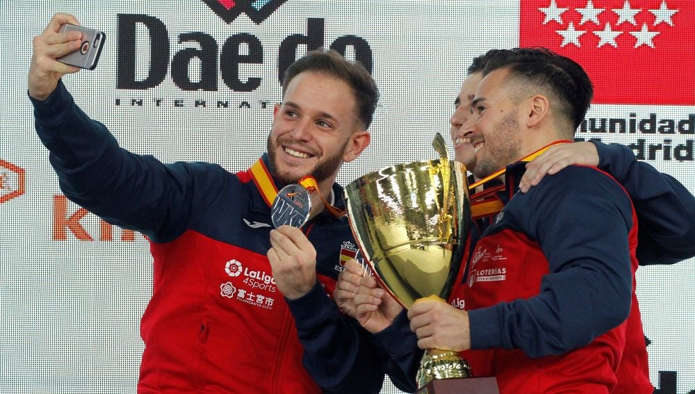 Los españoles José Manuel Carbonell, Sergio Galán y Francisco José Salazar posan con la medalla de plata en la modalidad de kata 