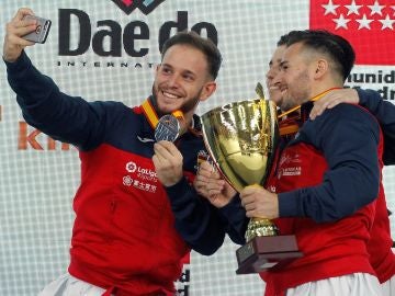 Los españoles José Manuel Carbonell, Sergio Galán y Francisco José Salazar posan con la medalla de plata en la modalidad de kata Los españoles José Manuel Carbonell, Sergio Galán y Francisco José Salazar posan con la medalla de plata en la modalidad de kata