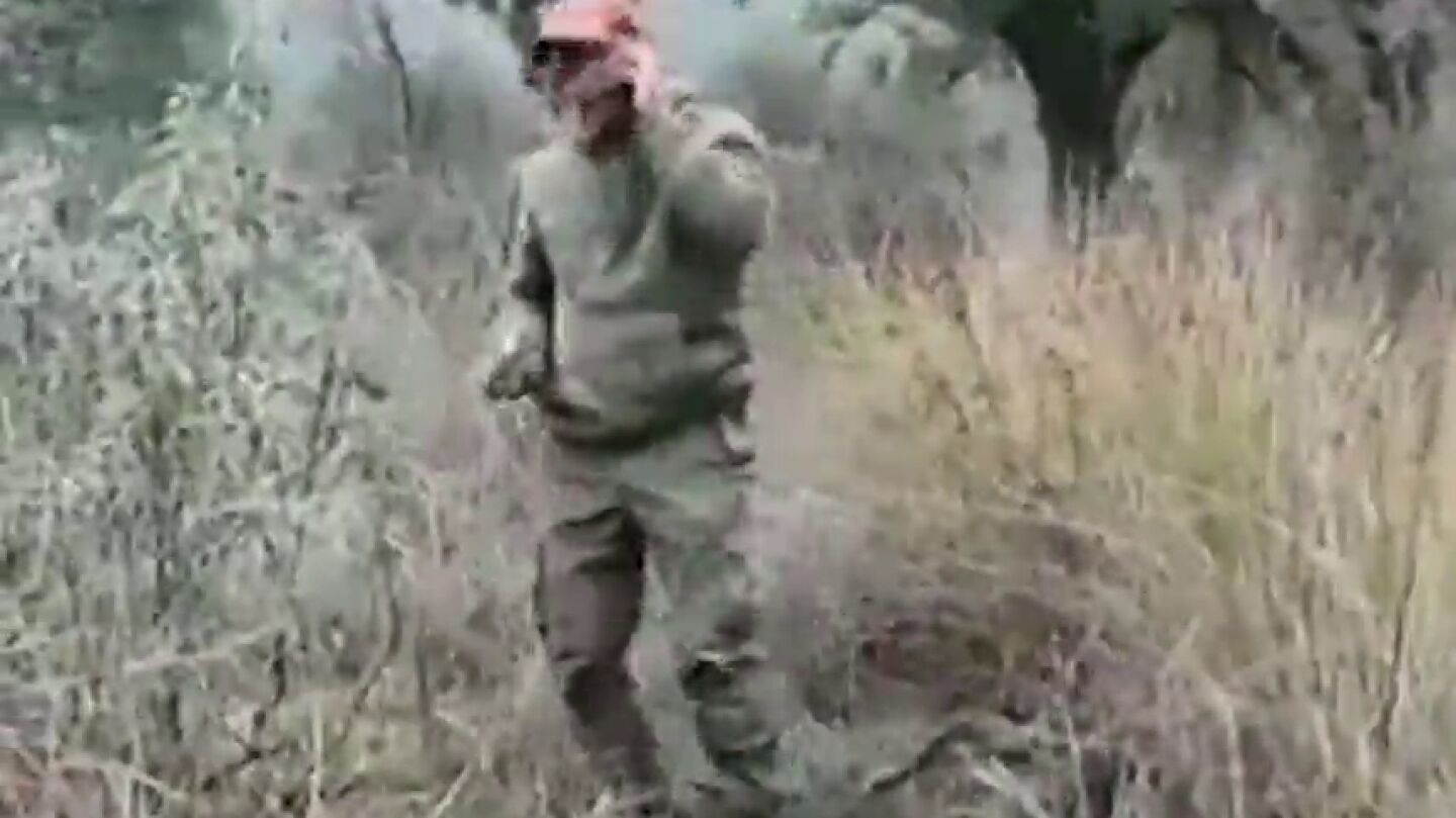El indignante v&iacute;deo en el que un cazador tira piedras a un jabal&iacute; moribundo mientras hace bromas por tel&eacute;fono