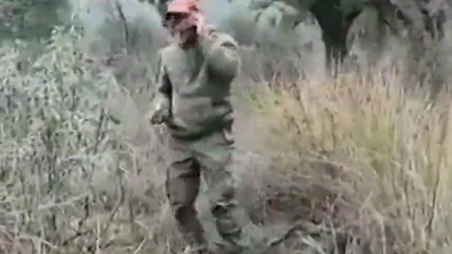 El indignante vídeo en el que un cazador tira piedras a un jabalí moribundo mientras hace bromas por teléfono