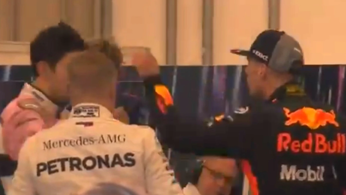 Verstappen empuja a Ocon Verstappen empuja a Ocon