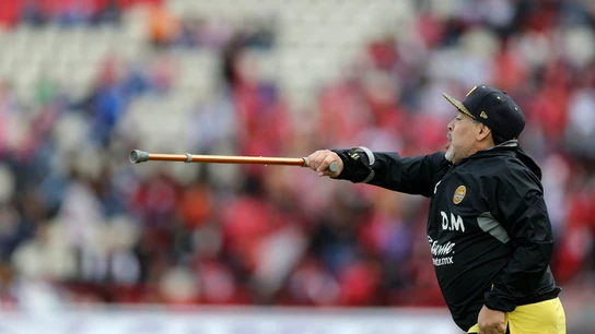 Maradona da indicaciones Maradona da indicaciones