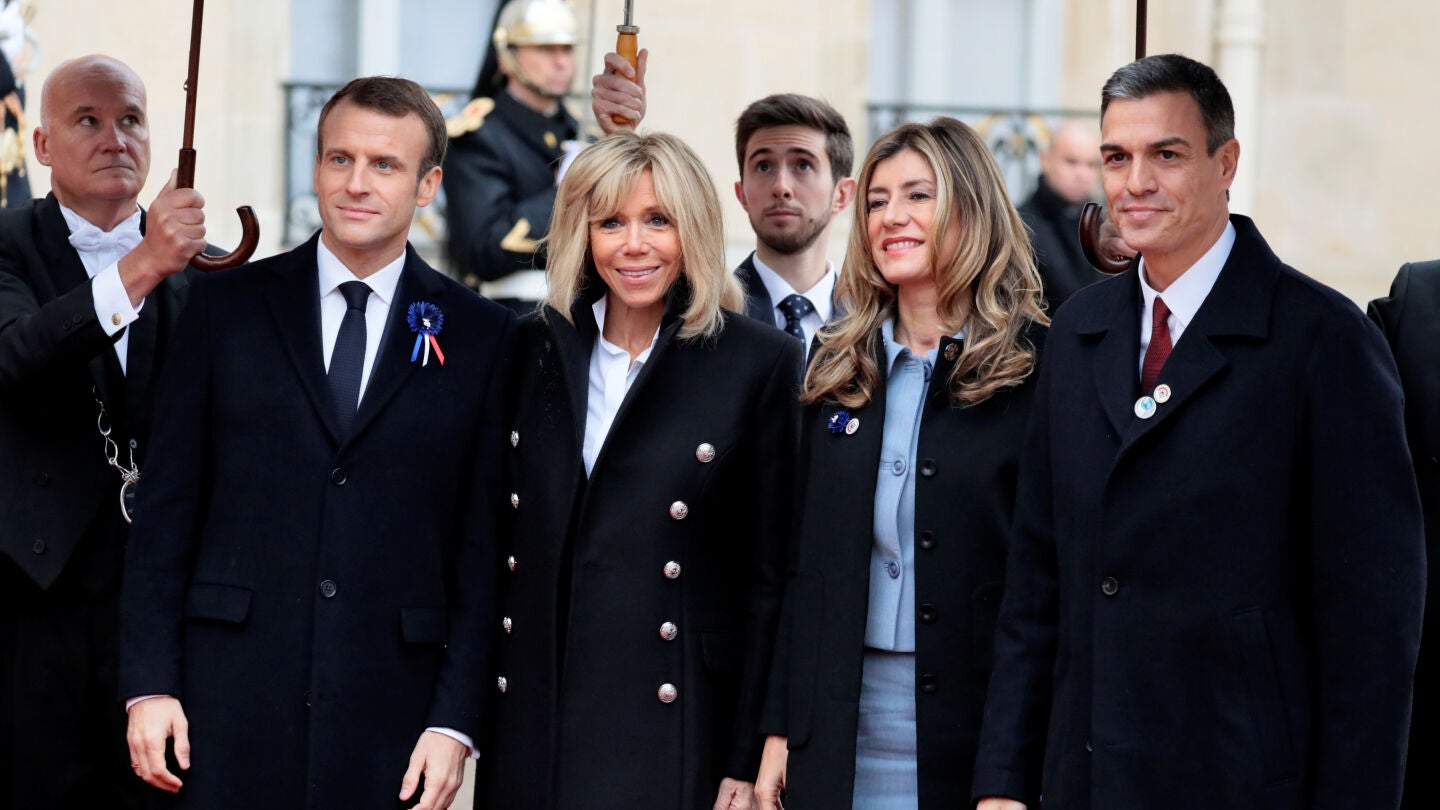 Pedro S&aacute;nchez y su mujer recibidos por Emmanuel Macron
