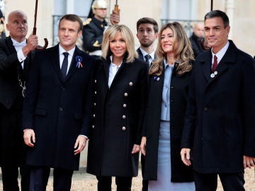 Pedro Sánchez y su mujer recibidos por Emmanuel Macron Pedro Sánchez y su mujer recibidos por Emmanuel Macron