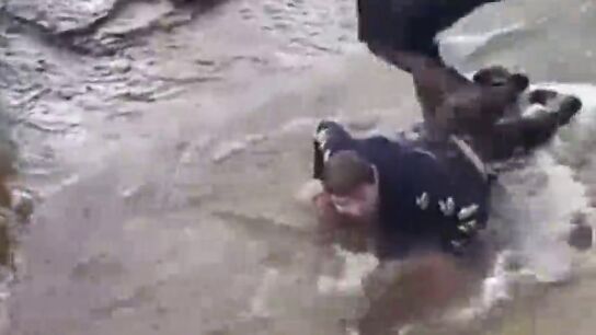 Obligan a un compa&ntilde;ero de clase con par&aacute;lisis cerebral a hacer de puente humano sobre un arroyo en Canad&aacute;