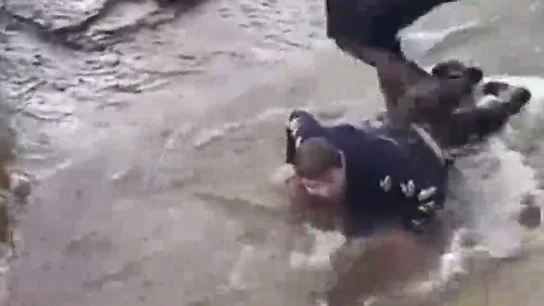 Obligan a un compañero de clase con parálisis cerebral a hacer de puente humano sobre un arroyo en Canadá Obligan a un compañero de clase con parálisis cerebral a hacer de puente humano sobre un arroyo en Canadá