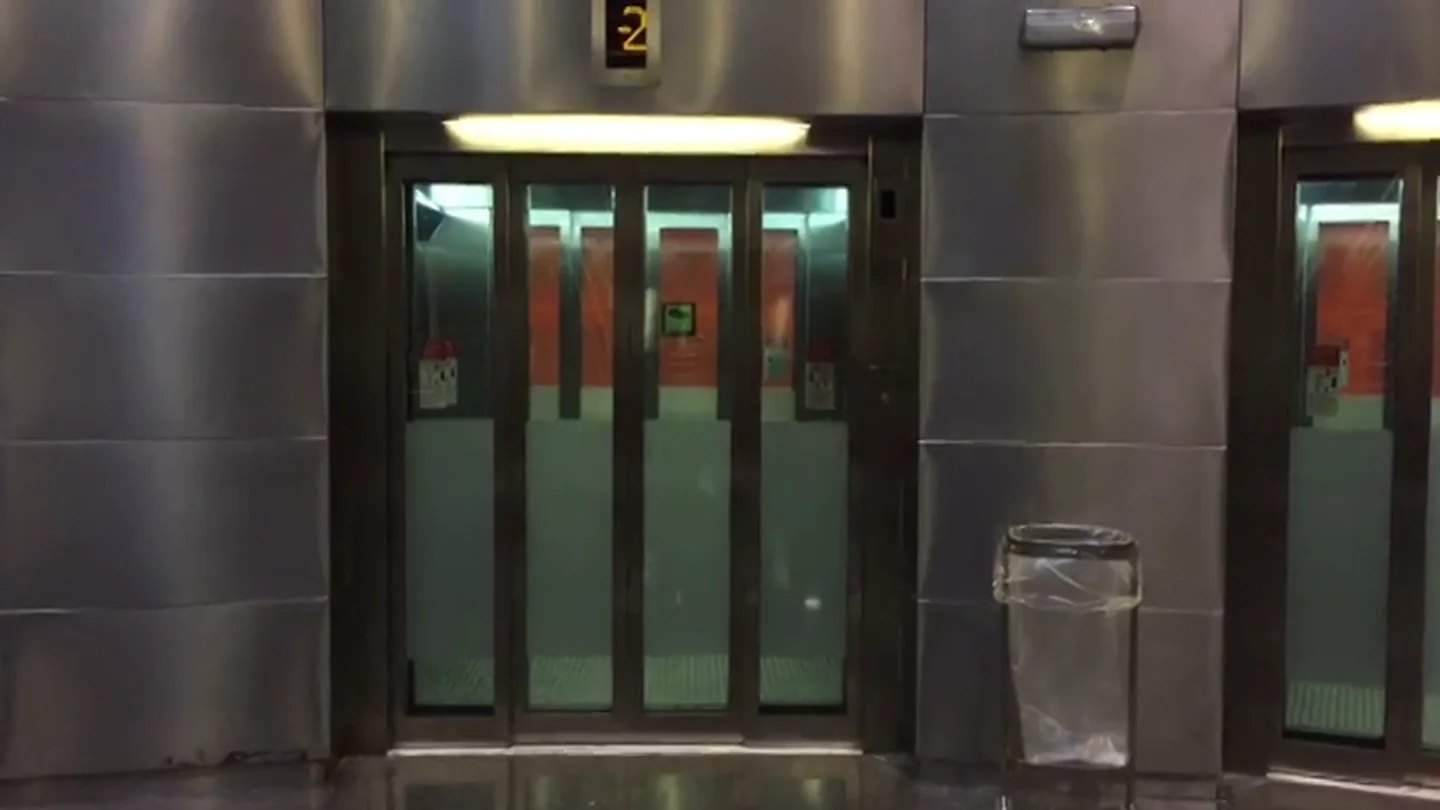 El ascensor donde un grupo de jóvenes agredieron sexualmente a una joven en Santa Coloma El ascensor donde un grupo de jóvenes agredieron sexualmente a una joven en Santa Coloma